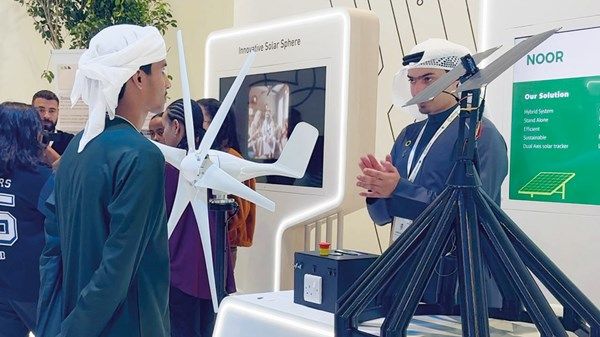 شباب إماراتيون يبتكرون مشاريع بالاستدامة والذكاء الاصطناعي