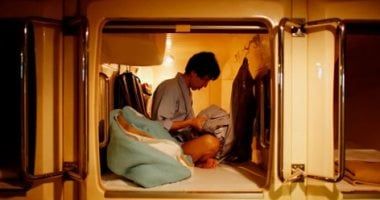 السياحة المفرطة تجبر عمال اليابان على الإقامة فى الكبسولات بالفنادق.. صور