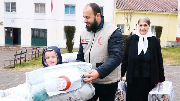 الهلال الأحمر يوزع كسوة الشتاء على 2415 مستفيداً في ألبانيا