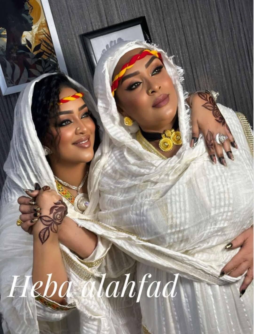 شاهد بالصور.. الفنانة حنان بلوبلو تخطف الأضواء على مواقع التواصل بإطلالة “أثيوبية” مع إبنتها الحسناء