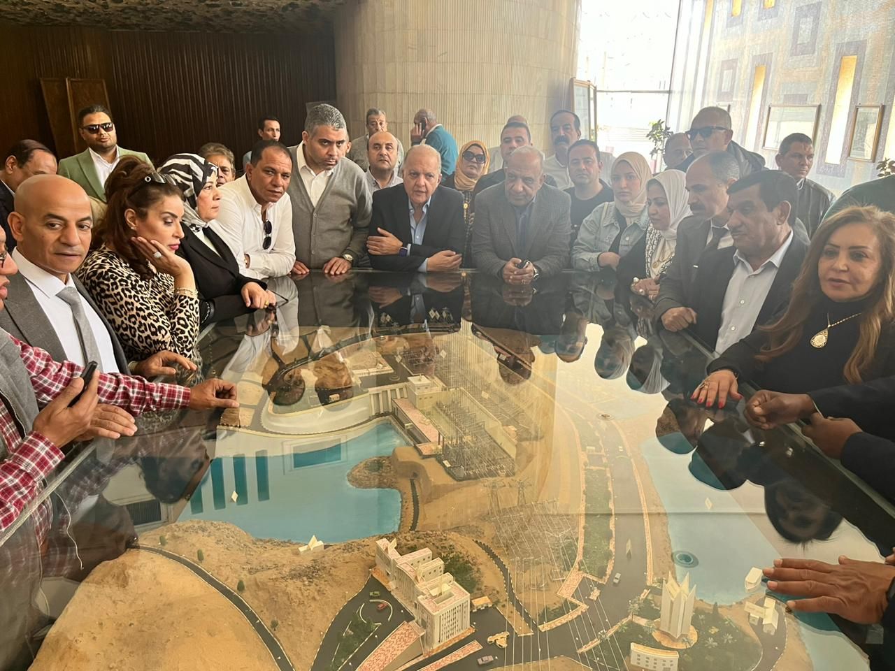 وفد لجنة الطاقة بمجلس النواب يصل إلى محطة السد العالى