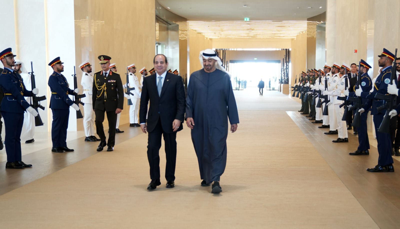 الرئيس السيسي يختتم زيارته للإمارات والشيخ محمد بن زايد فى وداعه.. فيديو