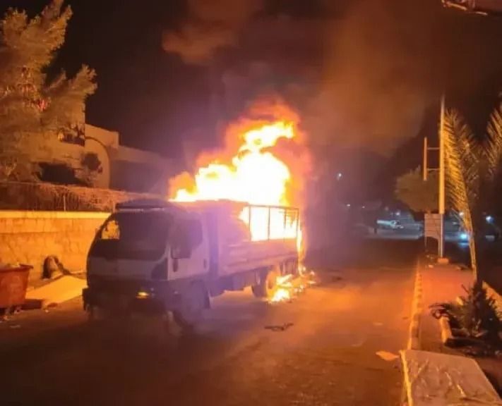 حريق يلتهم شاحنة محملة بالمفروشات وسط مدينة تعز