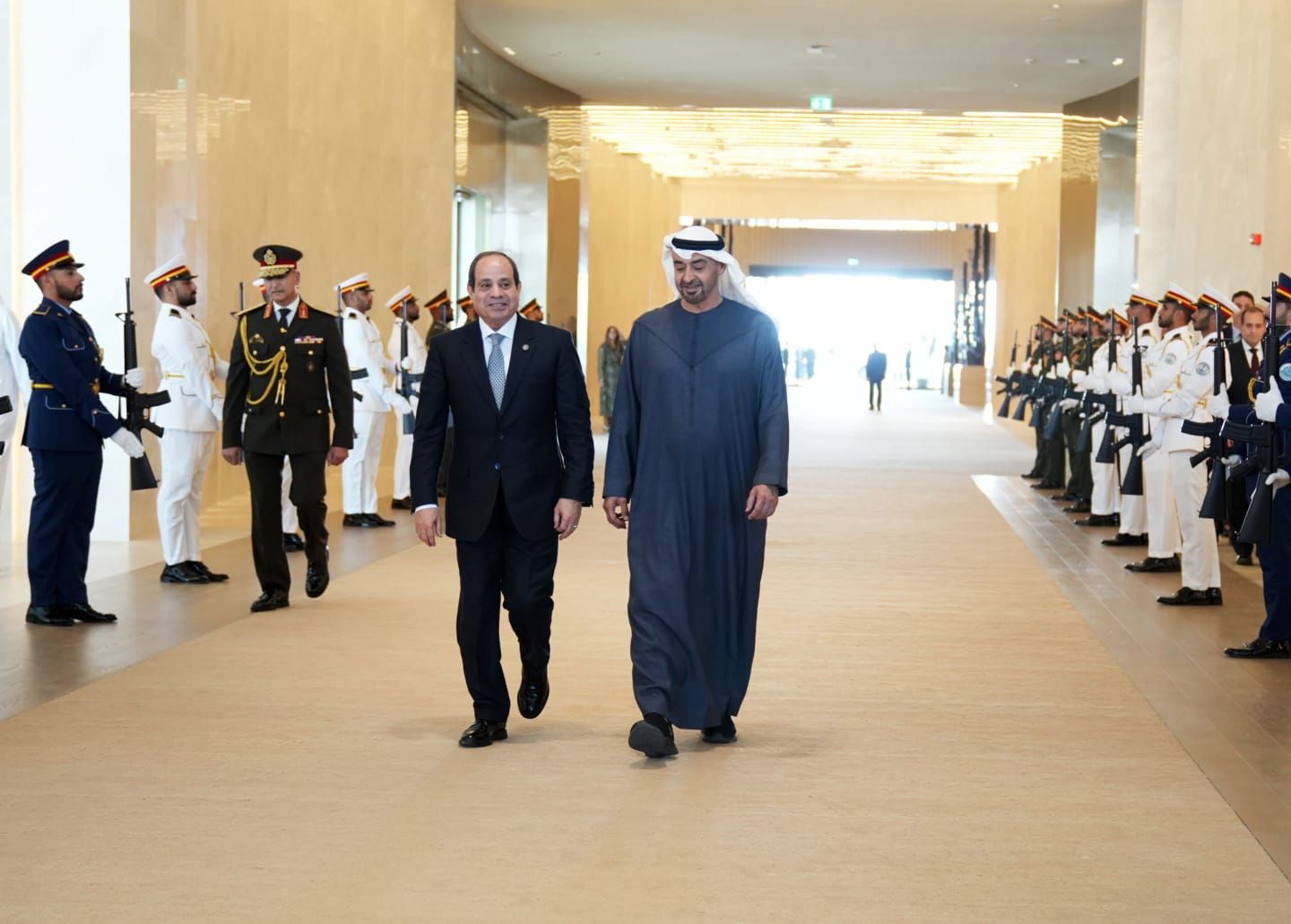 الرئيس السيسي يختتم زيارته للإمارات والشيخ محمد بن زايد فى وداعه.. فيديو