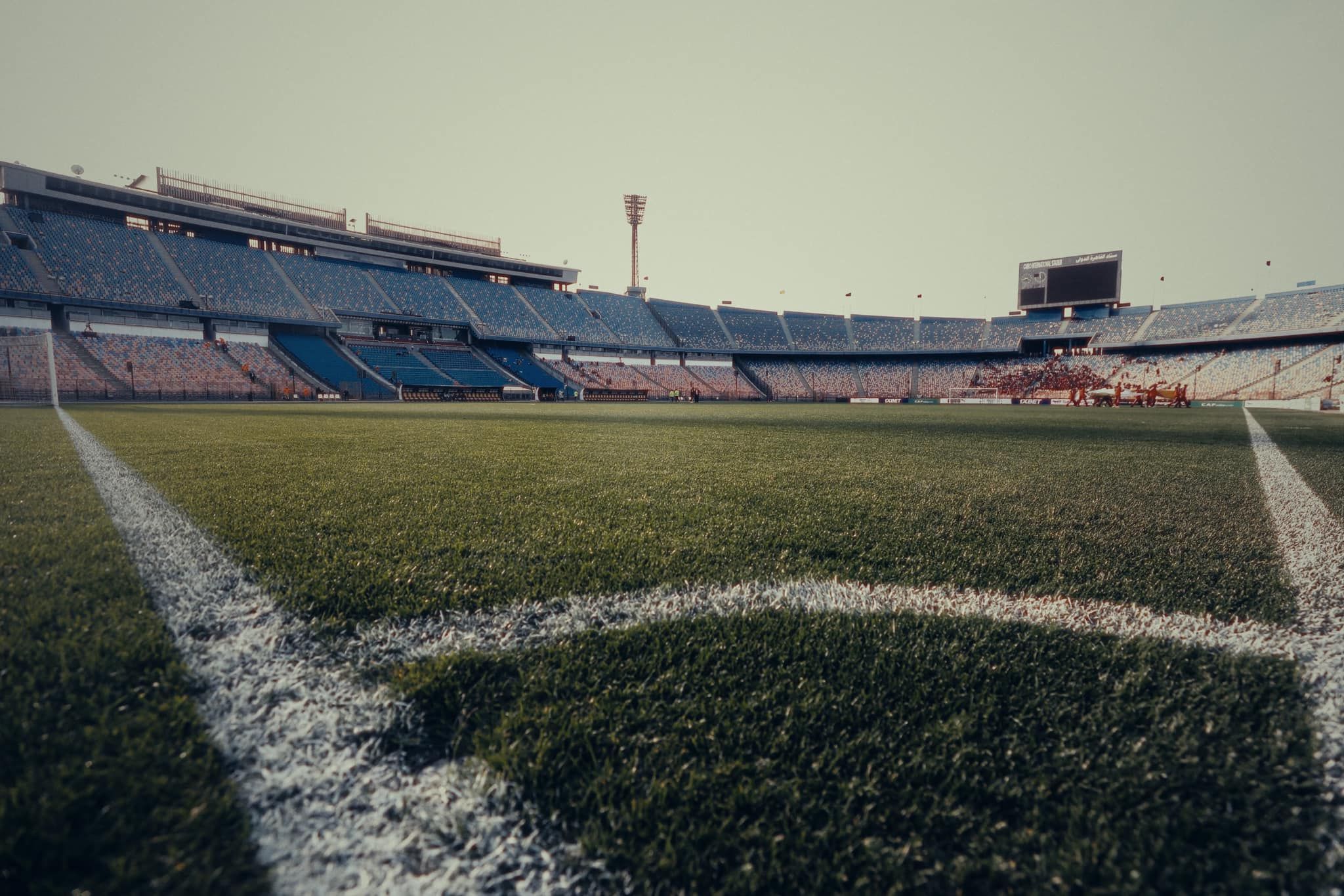 استاد القاهرة يتزين قبل مباراة الأهلي وأورلاندو وحضور جماهيري ضعيف.. صور