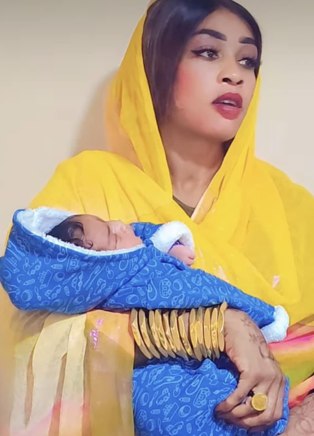 شاهد بالصورة والفيديو.. الفنانة مروة الدولية تخطف الأضواء على مواقع التواصل بلقطات مع مولودها الجديد “أيمن”