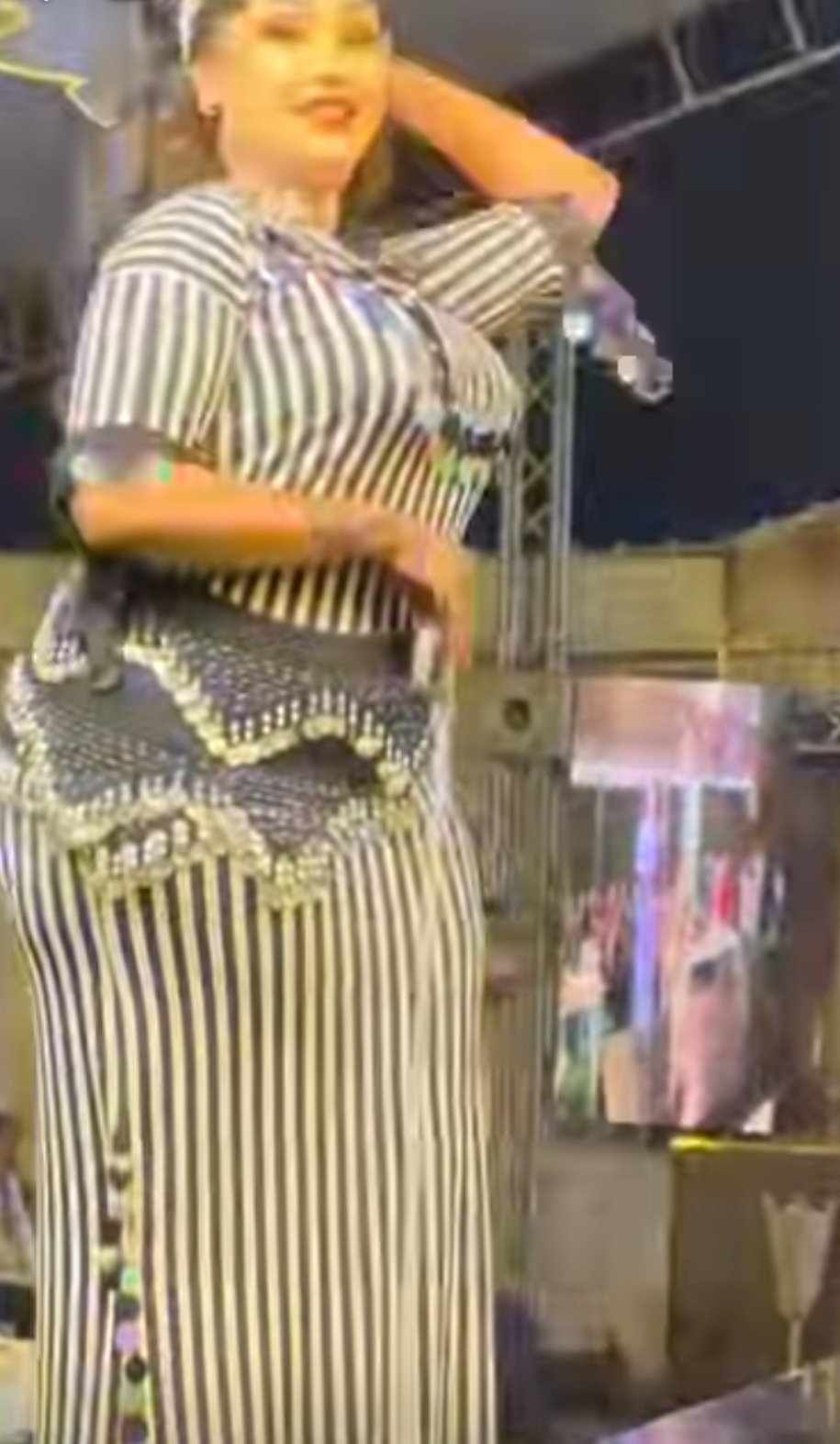 بالفيديو.. المودل ظهرت بفستان ضيق ومحذق وتفاعلت بالرقص.. عرض أزياء سوداني بالقاهرة يثير ضجة اسفيرية واسعة وساخرون: (فستانك دا ظهرت بيهو نانسي عجرم في اه ونص قبل 21 سنة)