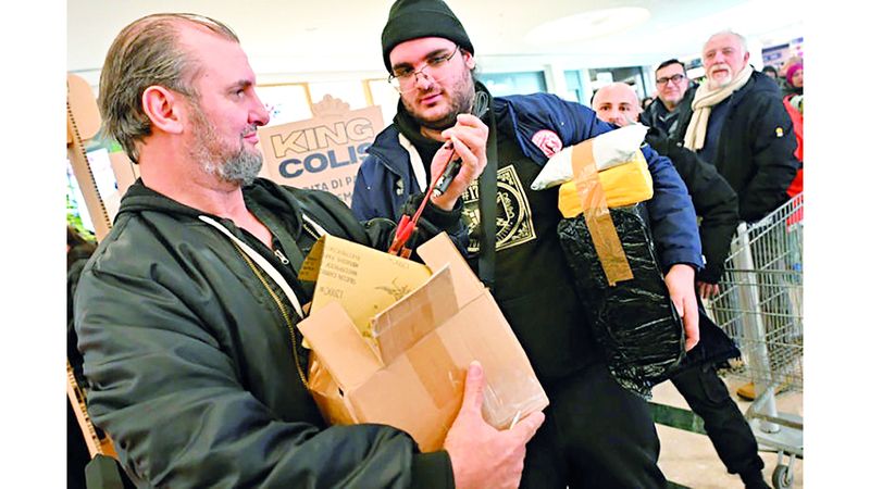 الامارات | تهافُت في روما على «بيع أعمى» لطرود لم يتسلّمها أصحابها