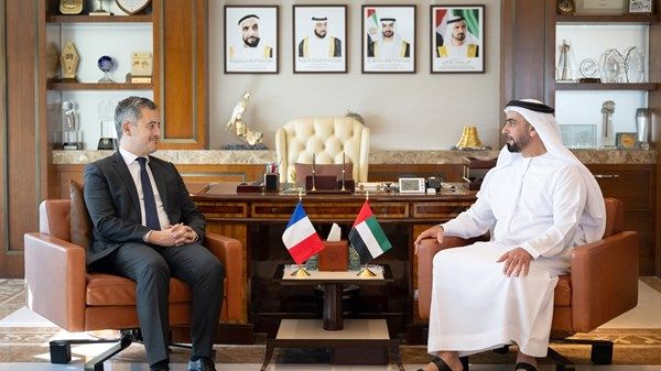 سيف بن زايد يلتقي وزير العدل الفرنسي