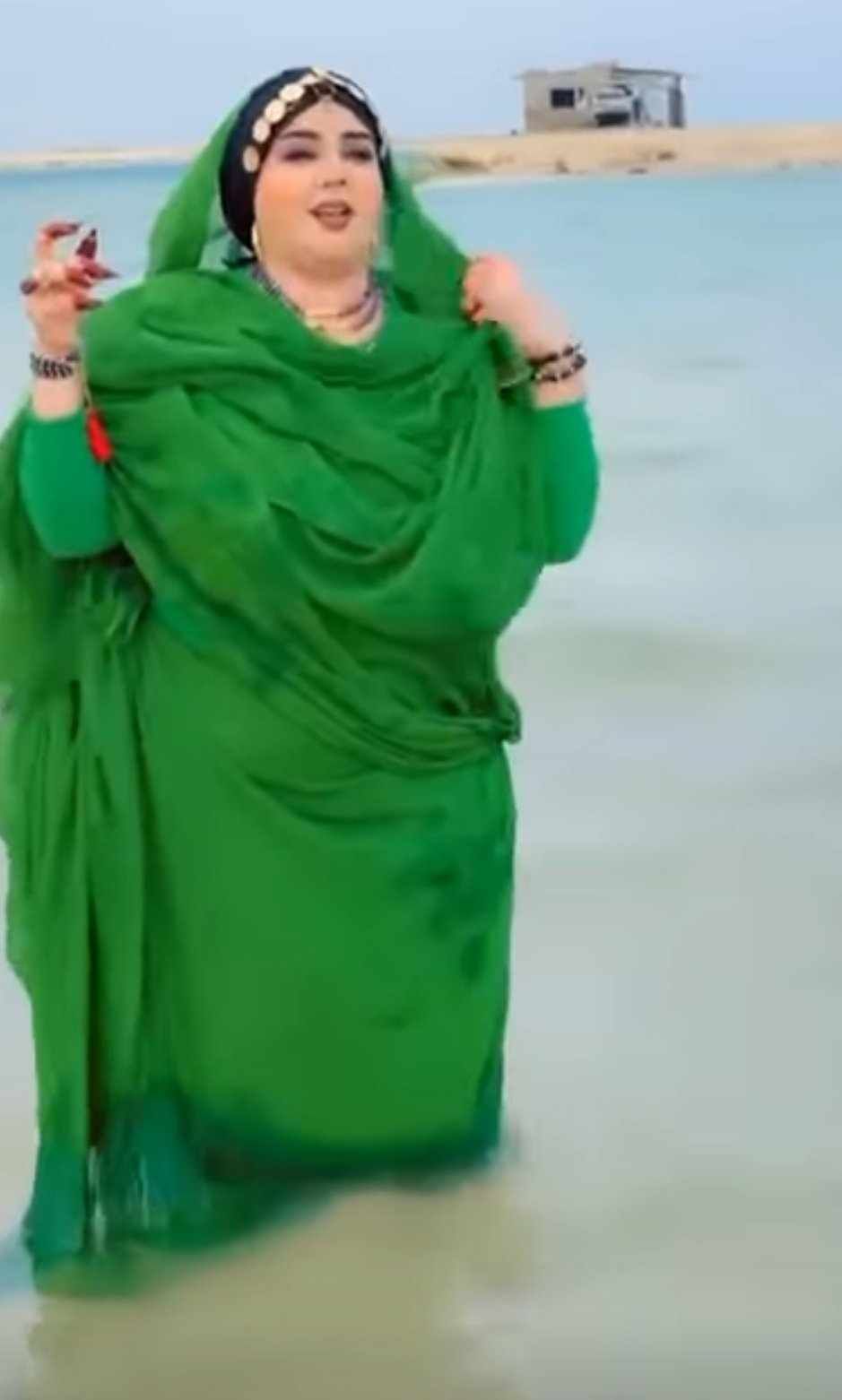 شاهد بالصورة والفيديو.. الفنانة ندى القلعة تستعرض جمالها داخل البحر والجمهور يسخر ويشبهها بالمطربة شهد أزهري