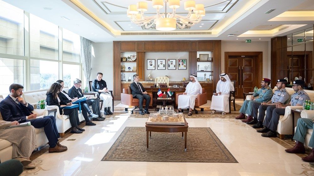 سيف بن زايد يلتقي وزير العدل الفرنسي