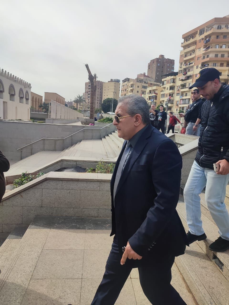 حسن حمدي وطاهر أبو زيد وخالد بيبو في جنازة ميمي الشربيني..صور