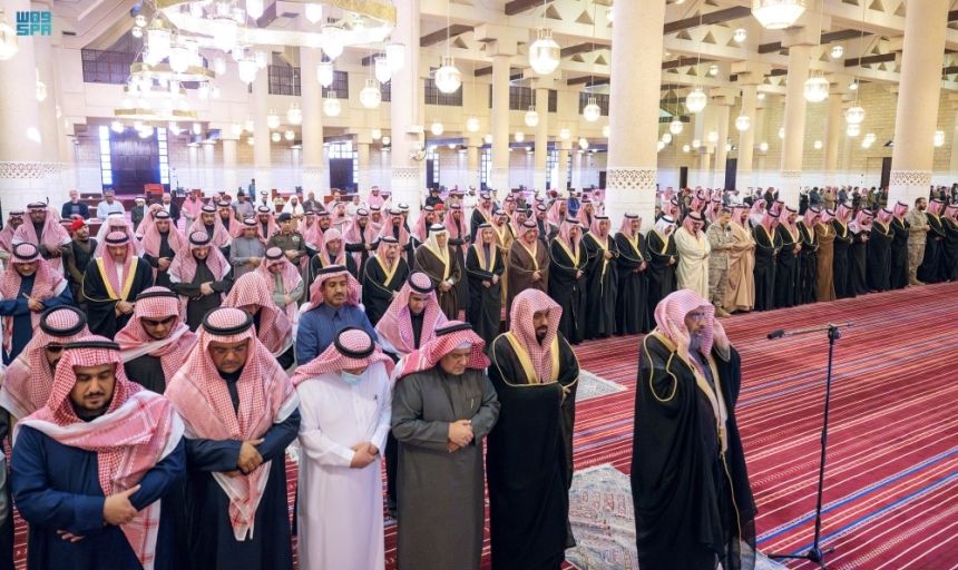 أمير الرياض يؤدي صلاة الميت على الأمير عبدالعزيز بن مشعل بن عبدالعزيز