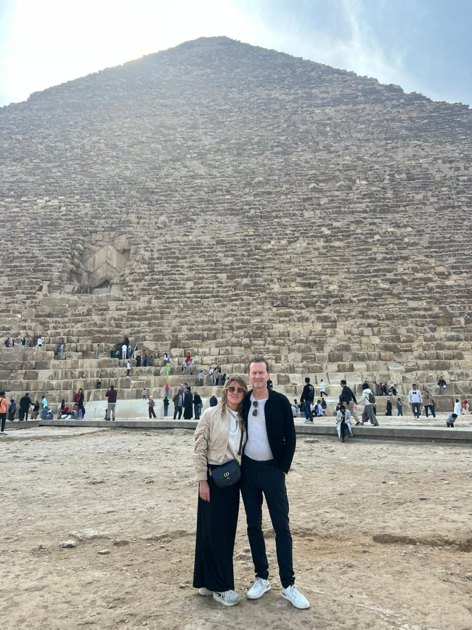 رئيس الاتحاد العالمي للملاكمة في جولة بالأهرامات بصحبة زوجته ..صور