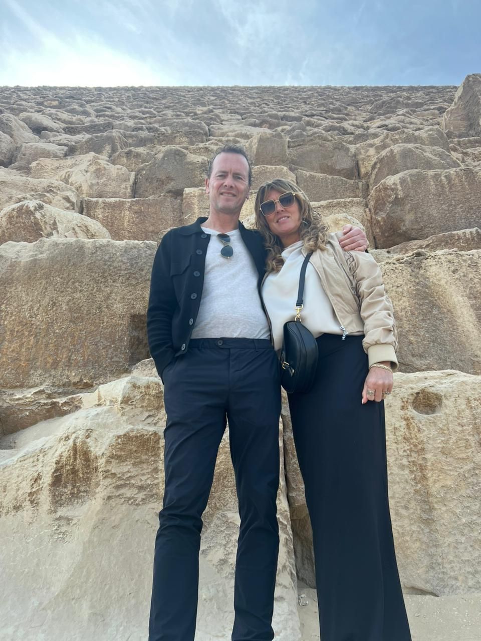 رئيس الاتحاد العالمي للملاكمة في جولة بالأهرامات بصحبة زوجته ..صور