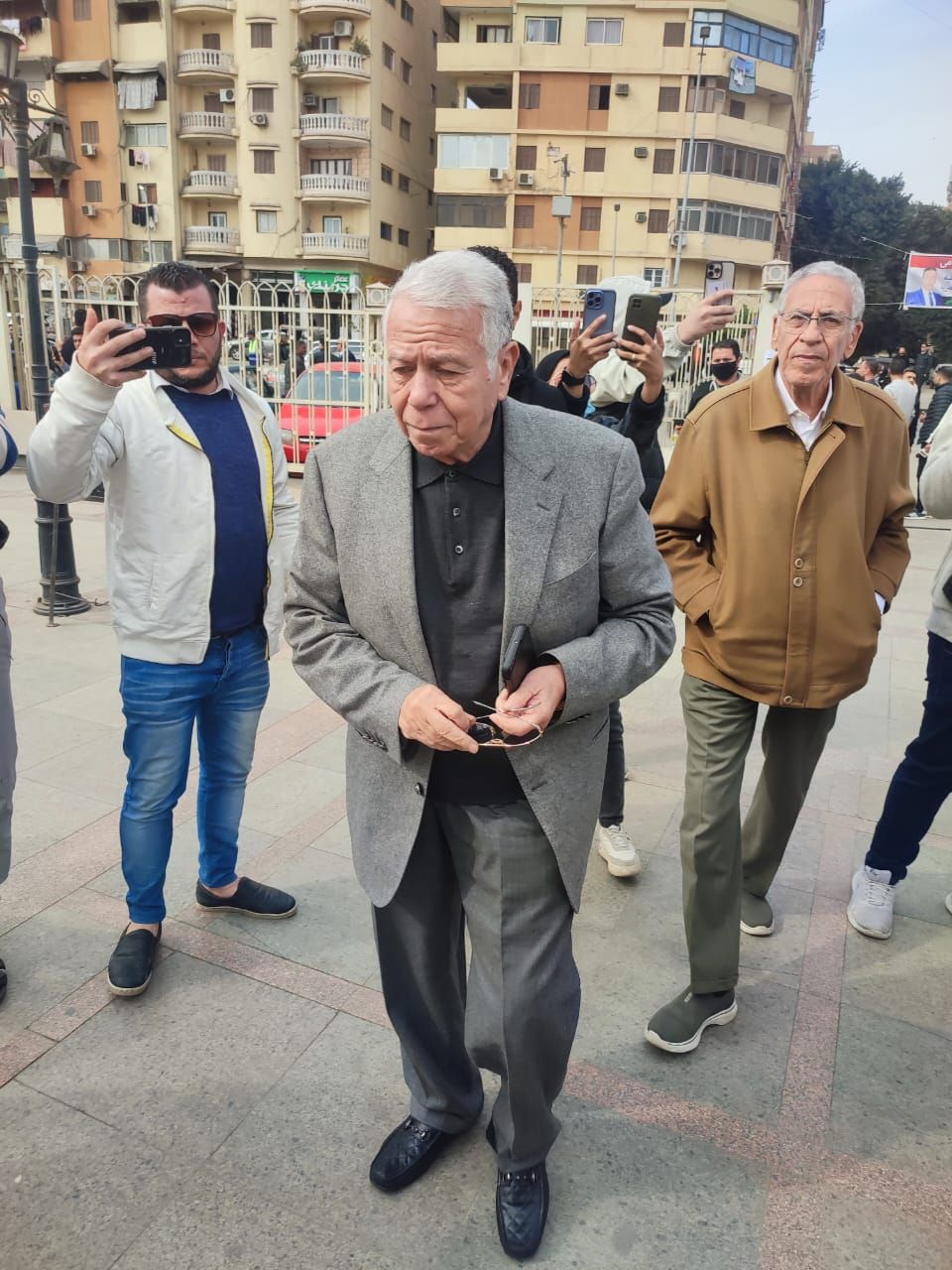 حسن حمدي وطاهر أبو زيد وخالد بيبو في جنازة ميمي الشربيني..صور