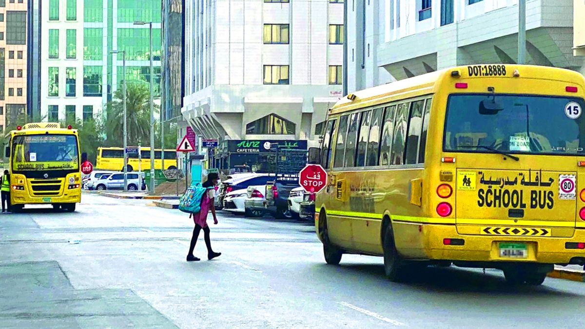 الامارات | سائقون يتجاهلون إشارة «قف».. وقائدو حافلات مدرسية يعرقلون المرور