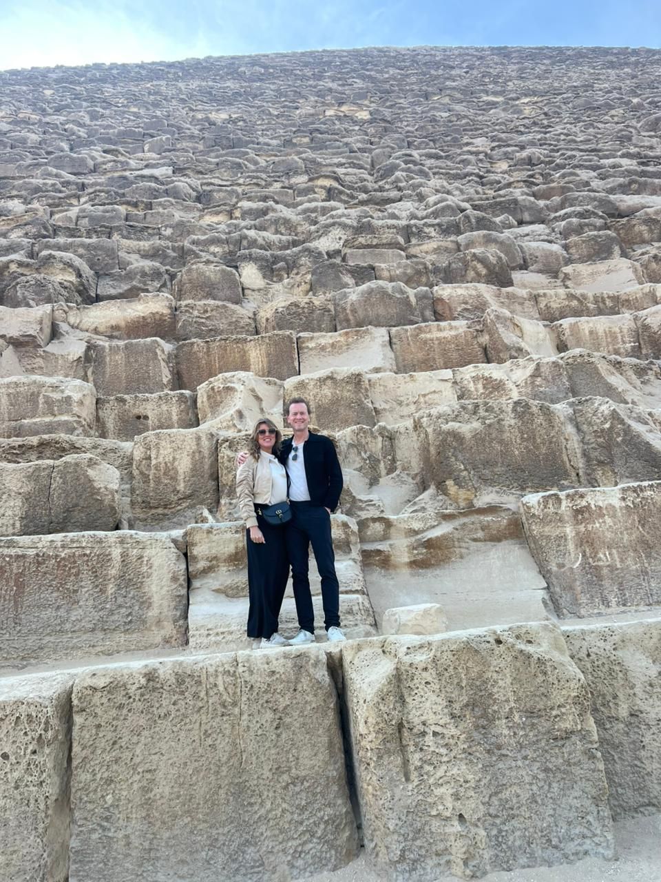 رئيس الاتحاد العالمي للملاكمة في جولة بالأهرامات بصحبة زوجته ..صور