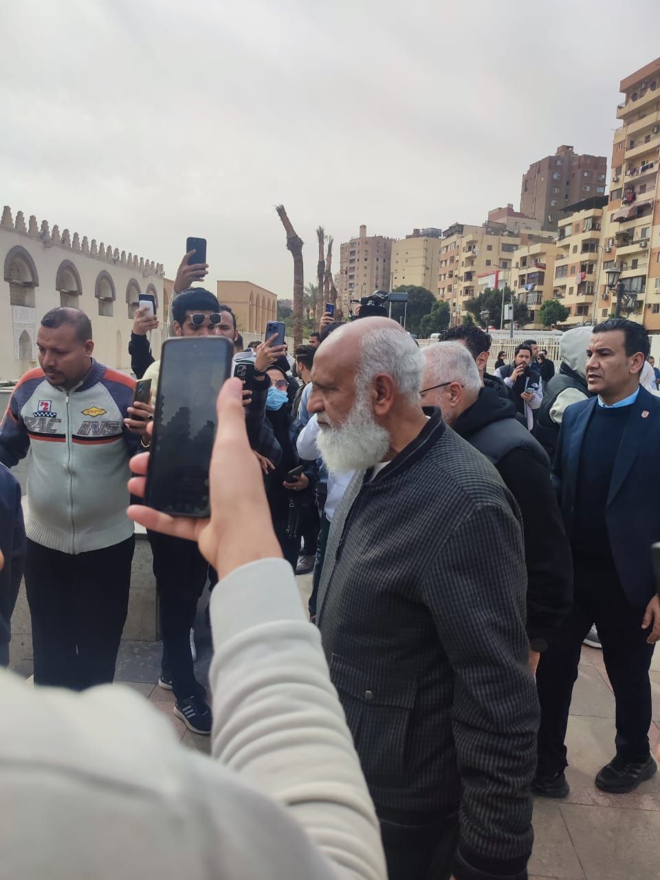 زيزو ومختار مختار وطارق قنديل فى جنازة ميمى الشربينى