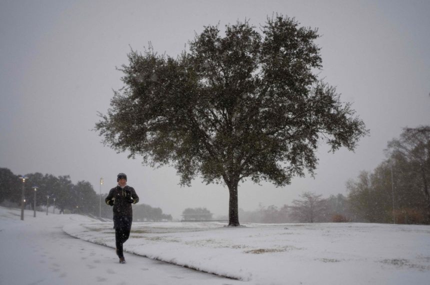 صور | عاصفة شتوية نادرة.. الثلوج الكثيفة تضرب تكساس الأمريكية