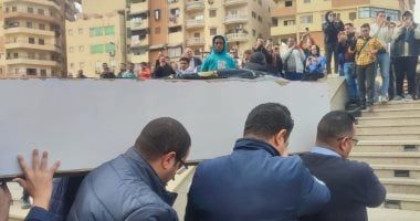 تشييع جثمان ميمي الشربيني إلى مثواه الأخير بعد صلاة الجنازة