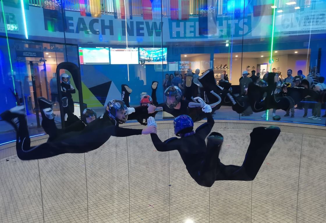 الامارات | انطلاق بطولة الإمارات الدولية للقفز بالمظلات