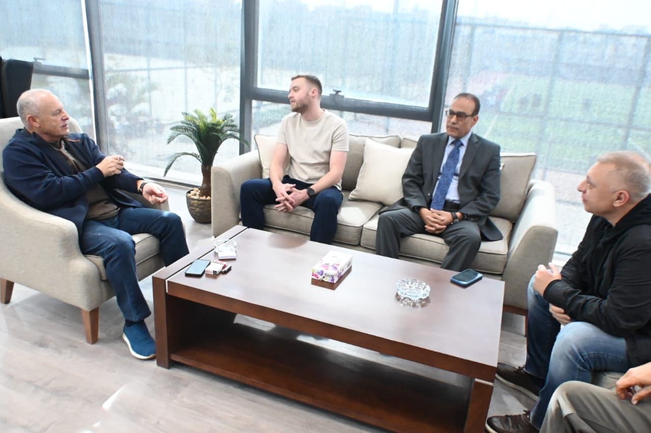 أبو ريدة يجتمع بالشركة الراعية لملابس المنتخبات لمناقشة التصميمات الجديدة