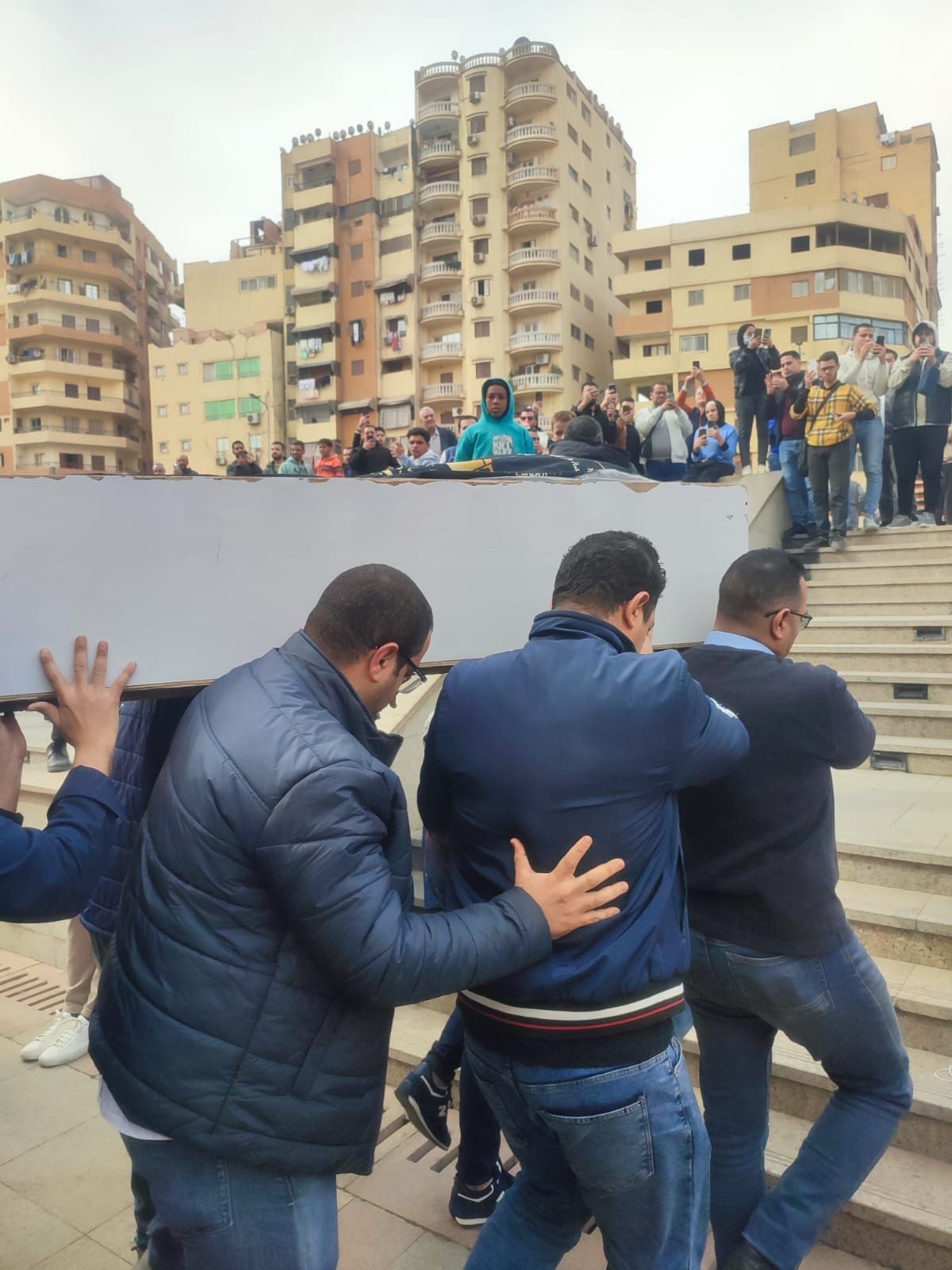 تشييع جثمان ميمي الشربيني إلى مثواه الأخير بعد صلاة الجنازة