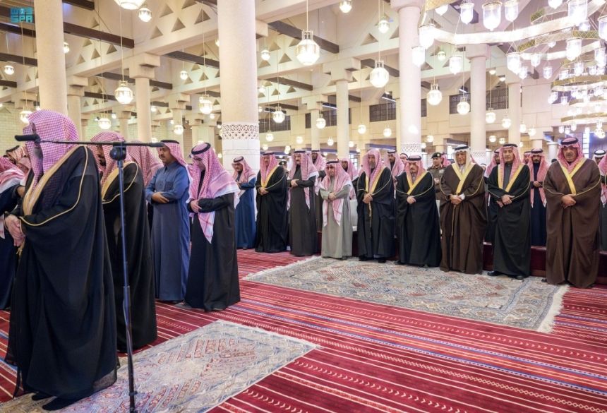 أمير الرياض يؤدي صلاة الميت على الأمير عبدالعزيز بن مشعل بن عبدالعزيز
