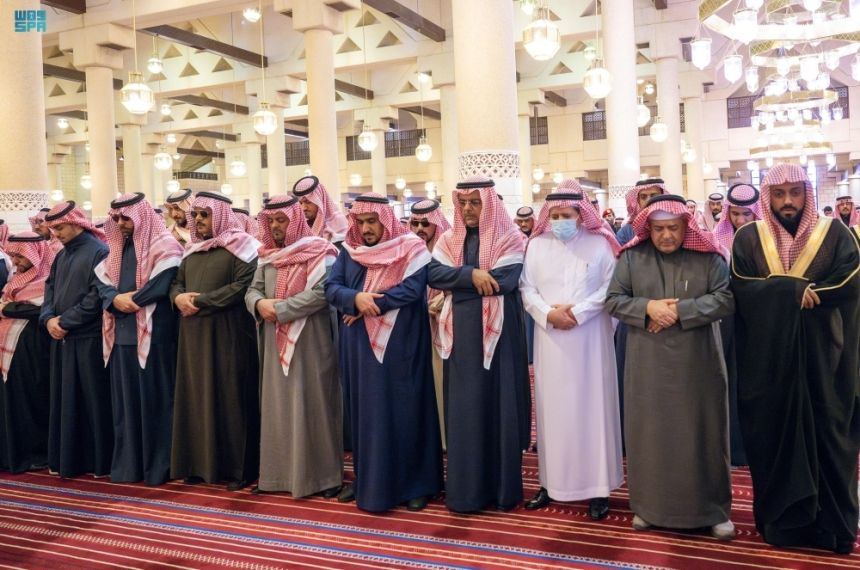أمير الرياض يؤدي صلاة الميت على الأمير عبدالعزيز بن مشعل بن عبدالعزيز