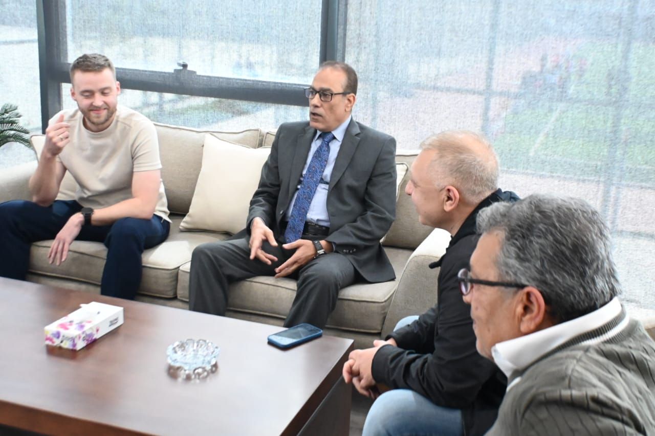 أبو ريدة يجتمع بالشركة الراعية لملابس المنتخبات لمناقشة التصميمات الجديدة