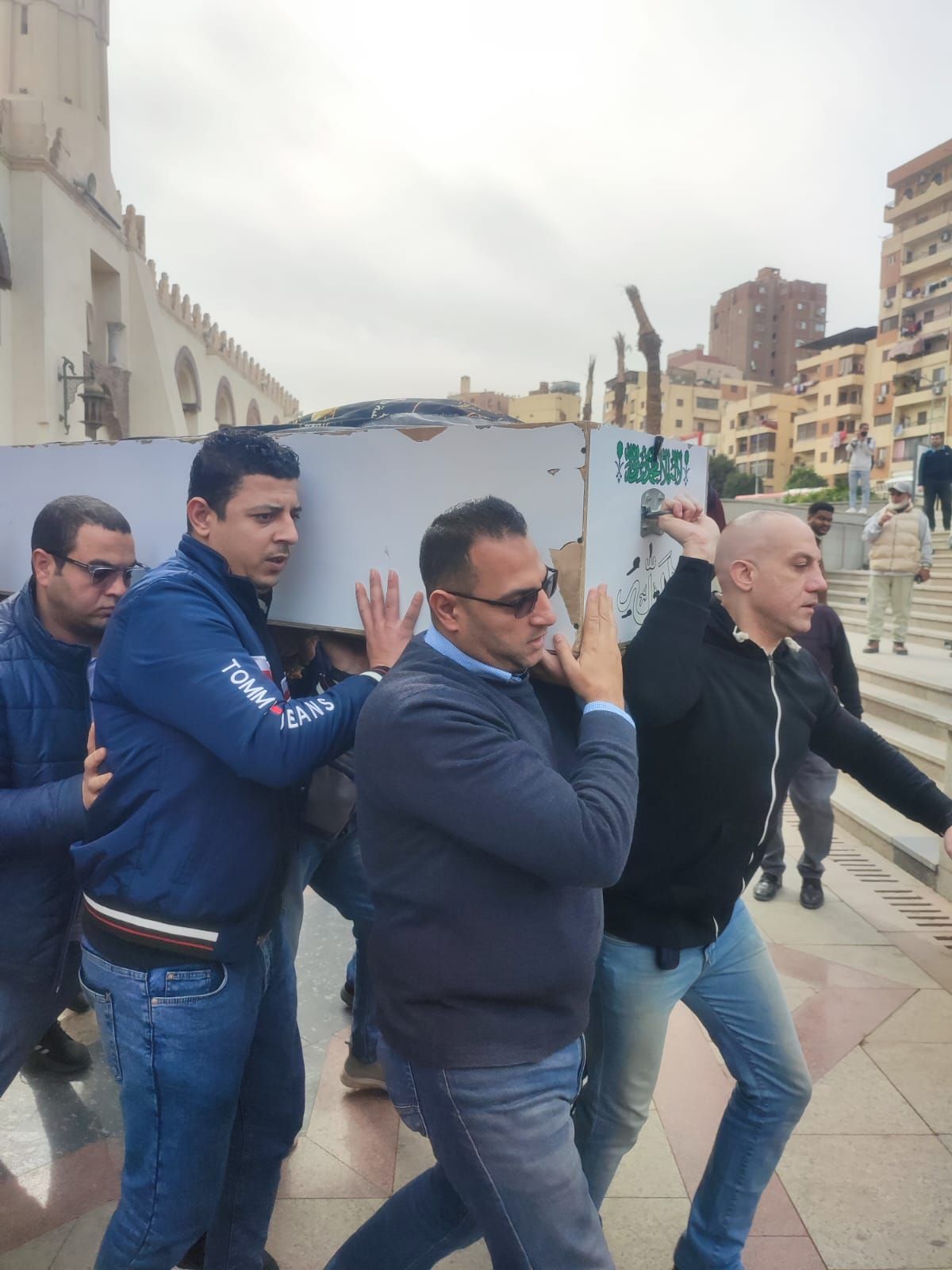 تشييع جثمان ميمي الشربيني إلى مثواه الأخير بعد صلاة الجنازة