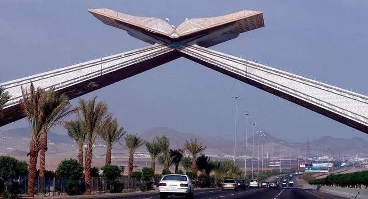 مكة المكرمة .. إصابات وأضرار مادية في حادث انحراف حافلة نقل مدرسي بالكامل