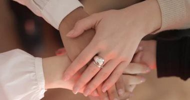 طالع الأبراج: بيضحى وبينسى نفسه.. 5 أبراج تعيش لإسعاد المقربين أبرزها الأسد والعقرب