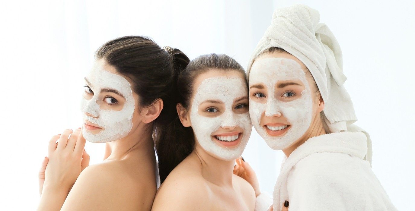 أقوى المقشرات الطبيعية لتجديد بشرة العروس قبل الزفاف بحسب نوعها