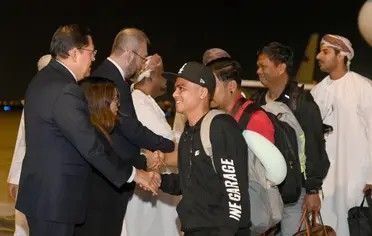 الخليج اليوم .. سلطنة عمان تعلن نجاح جهودها في الإفراج عن طاقم سفية " جلاكسي ليدر"