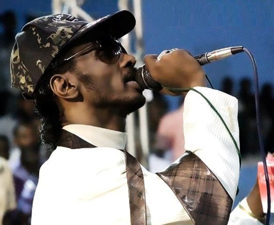 شاهد بالفيديو.. مطرب مصري يقلد الفنان السوداني الراحل محمود عبد العزيز بطريقة مدهشة ويبهر الجمهور الحاضر