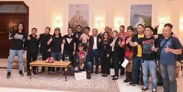 الخليج اليوم .. سلطنة عمان تعلن نجاح جهودها في الإفراج عن طاقم سفية " جلاكسي ليدر"