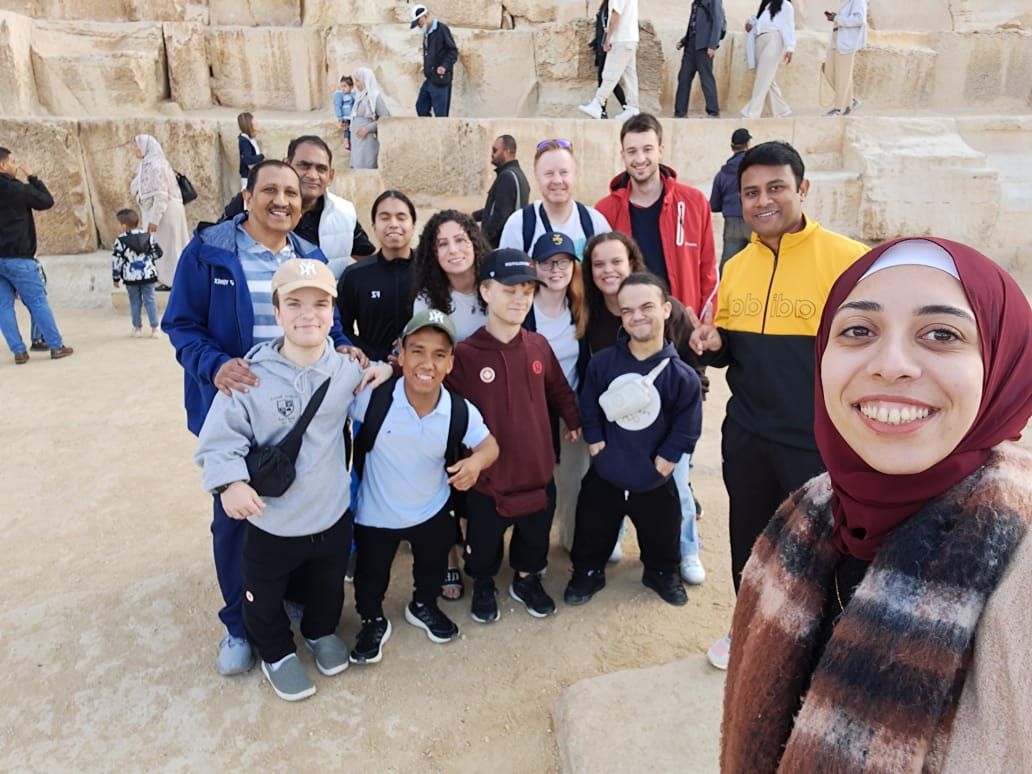 جولة سياحية بالأهرامات للوفود المشاركة ببطولة مصر الدولية البارالمبية للريشة الطائرة