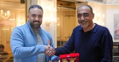 سراج الدين يستقبل رئيس رابطة مشجعي الأهلي فى قطر ويهديه درع الأهلي