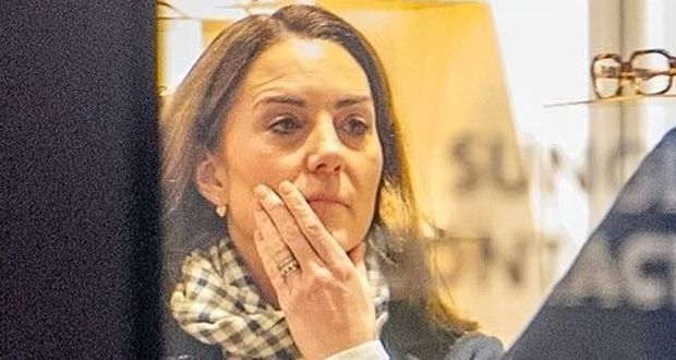 بوشاح من زفافها الملكي.. كيت ميدلتون تتألق بإطلالة شتوية أنيقة