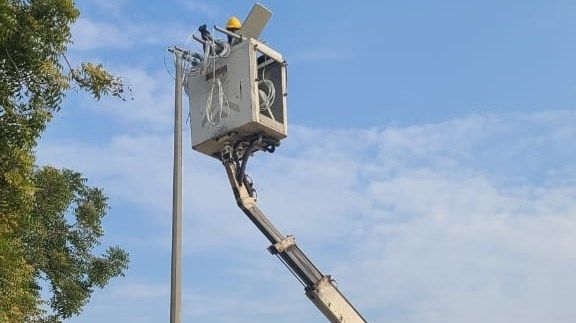 242 عمود إنارة في منطقة سمنان بالشارقة