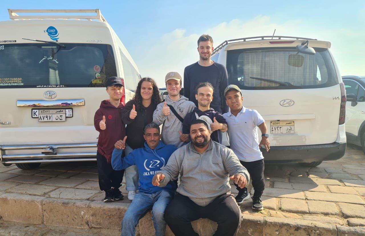 جولة سياحية بالأهرامات للوفود المشاركة ببطولة مصر الدولية البارالمبية للريشة الطائرة