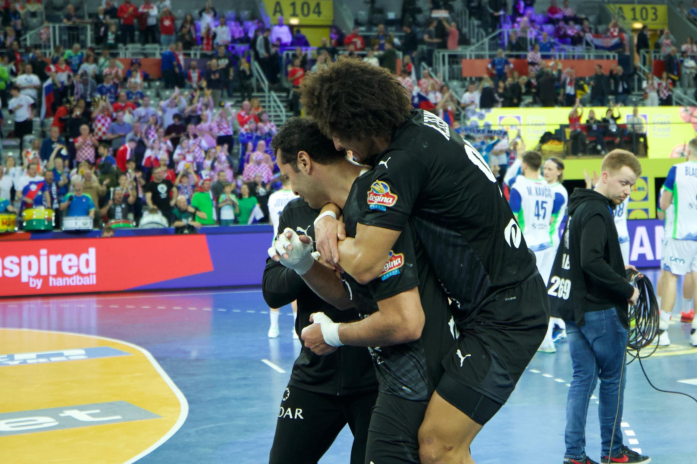 احتفالات لاعبى منتخب مصر لكرة اليد بالفوز على سلوفينيا فى كأس العالم.. صور