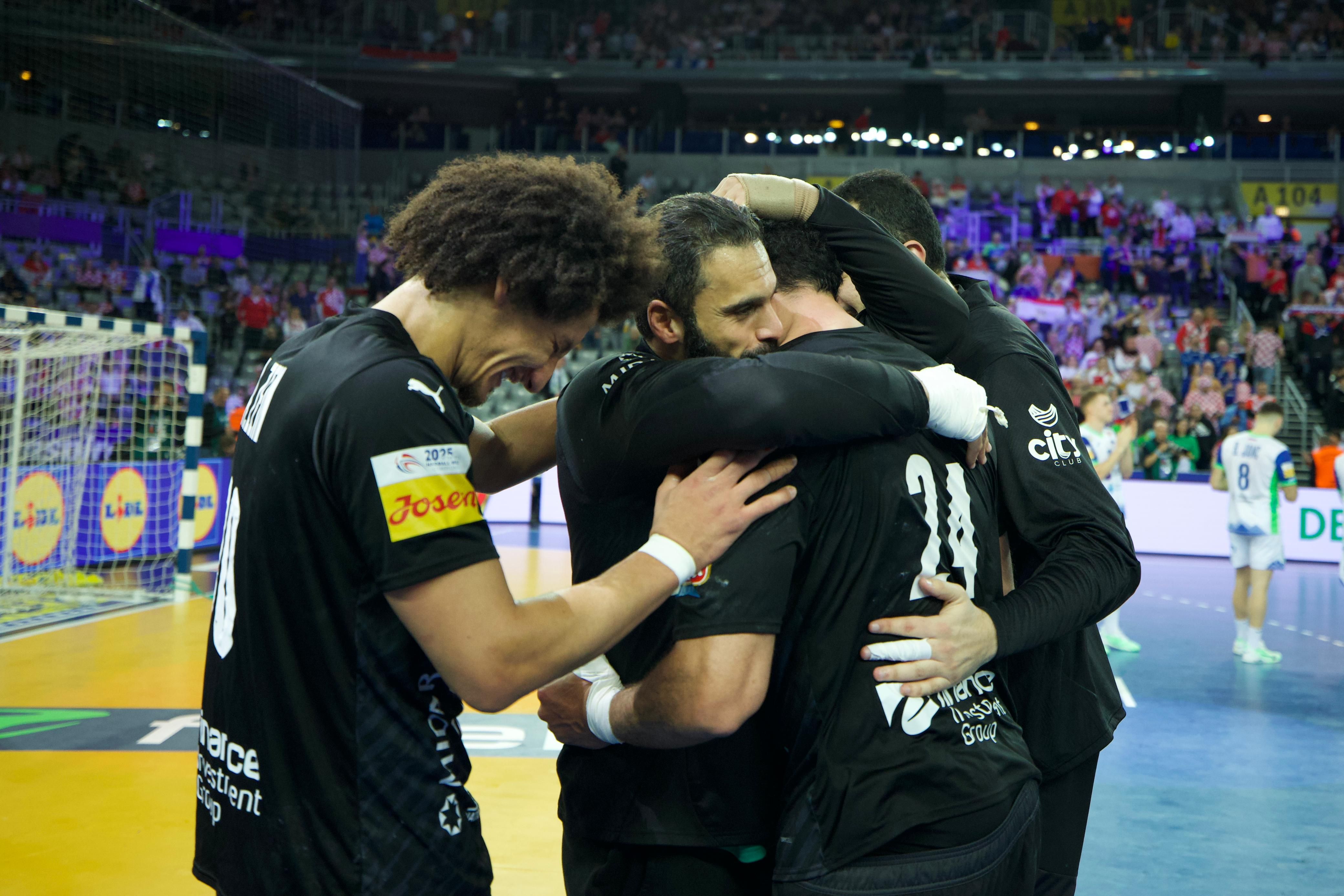 احتفالات لاعبى منتخب مصر لكرة اليد بالفوز على سلوفينيا فى كأس العالم.. صور