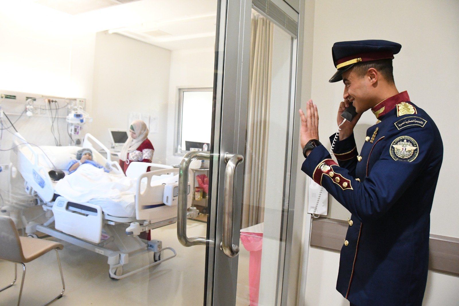 القوات المسلحة تنظم زيارة طلبة الأكاديمية والكليات العسكرية لمستشفى أهل مصر لعلاج الحروق