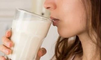 مشروب يحتوى على نسبة كالسيوم أعلى من حليب البقر متوفر في منزلك