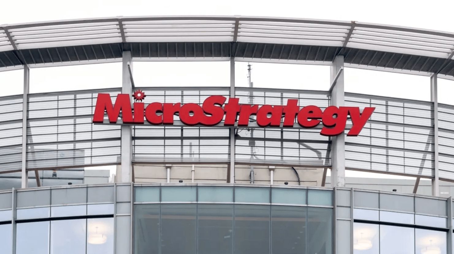 شركة “MicroStrategy” تواجه تداعيات ضريبية وتسعى لاسترداد 1.05 مليار دولار من السندات