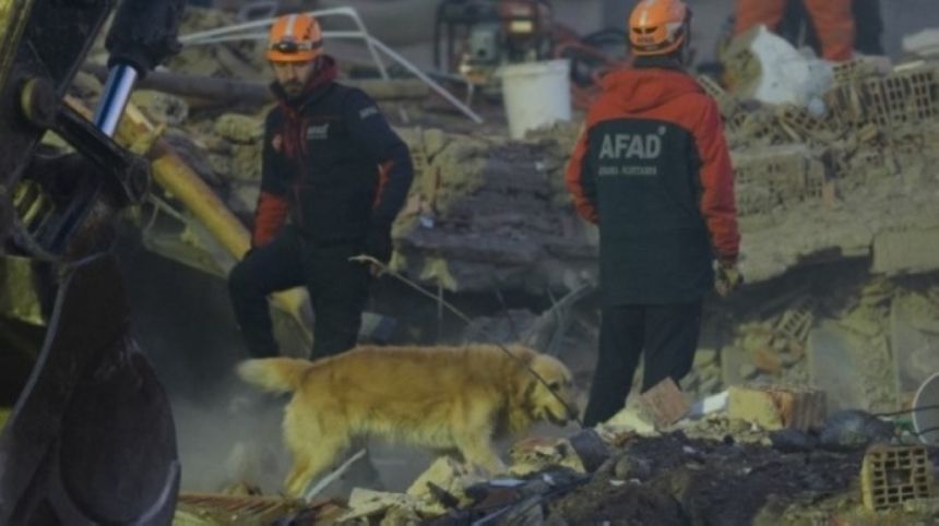 احتجاز 4 وإنقاذ 3.. مستجدات انهيار مبنى سكني بوسط تركيا
