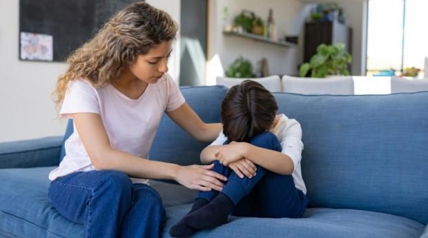 عدوانية وصعوبة تنفس.. علامات تكشف تعرض طفلك لصدمات نفسية